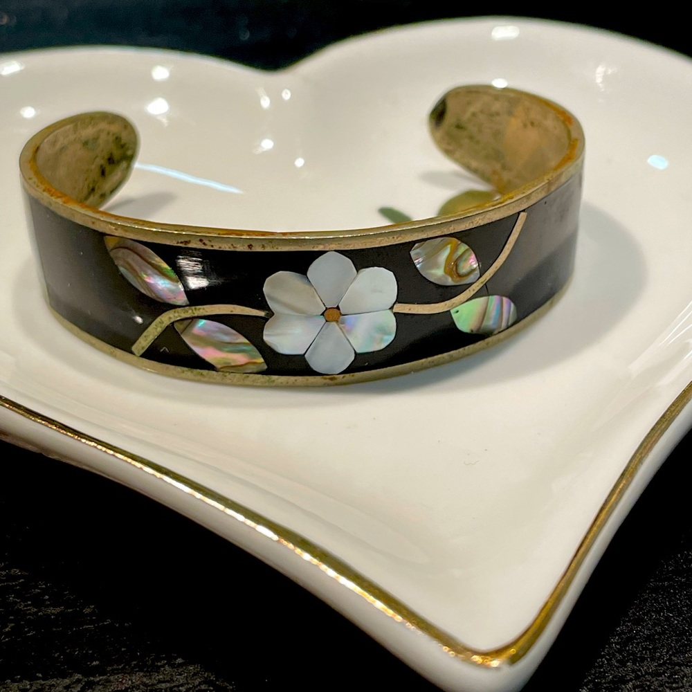 Vintage Mexican Shell Inlay Cuff 🌸